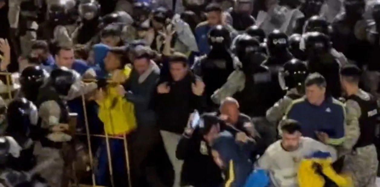 Incidentes en el ingreso de los hinchas de Boca a la cancha de Nacional: balas de goma y hasta un policía con un sable