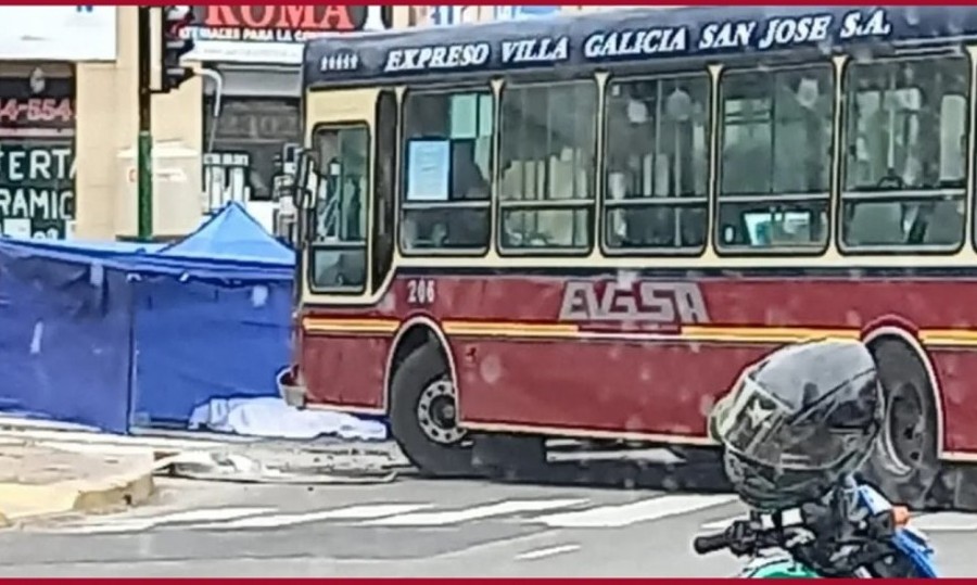 Un motociclista murió al ser embestido por un colectivo en Lomas de Zamora