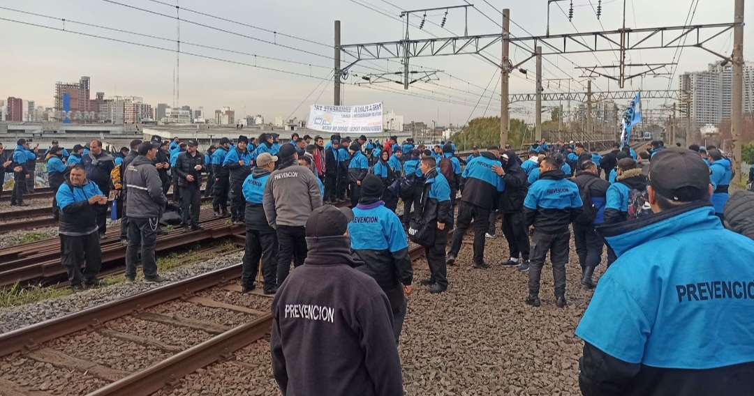 Un grupo de manifestantes corta las vías del Tren Roca y afecta el servicio en Constitución