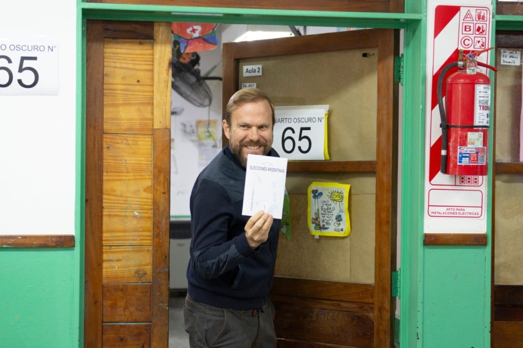 Gastón Granados votó en la Escuela 21 el precandidato de Unión por la Patria