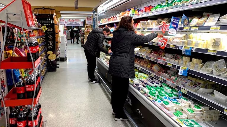 El gobierno acordó con los supermercados un aumento máximo del 5% por mes para los próximos 90 días