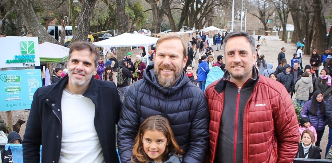 Cabandié recorrió el camión ambiental en Ezeiza junto a Granados en el marco del Día de las Infancias