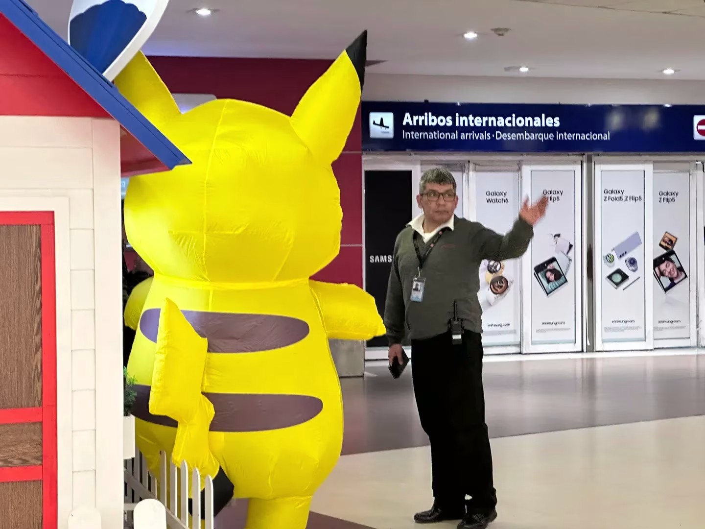 Un joven se disfrazó de Pikachu para recibir a su hermana en Ezeiza: lo echaron del aeropuerto