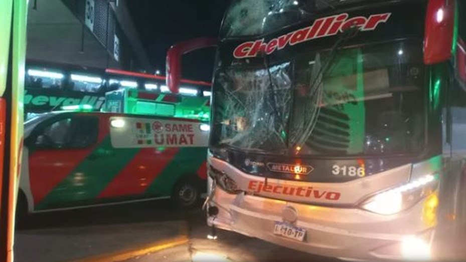 Retiro: un micro se quedó sin frenos y chocó contra otro estacionado