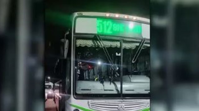 Un joven murió arrollado por el colectivo que tomó: cayó al asfalto cuando se desfondó la escalera de acceso