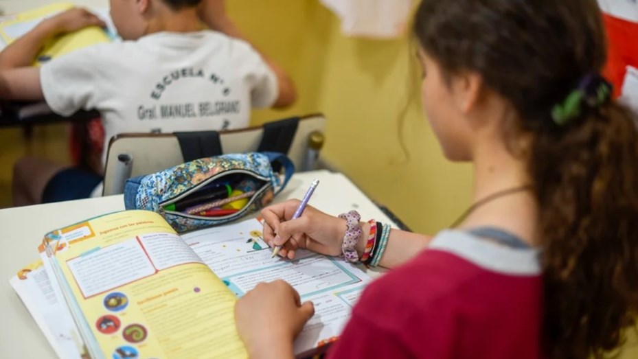 Los estudiantes de primaria y secundaria no podrán usar los celulares en aulas porteñas