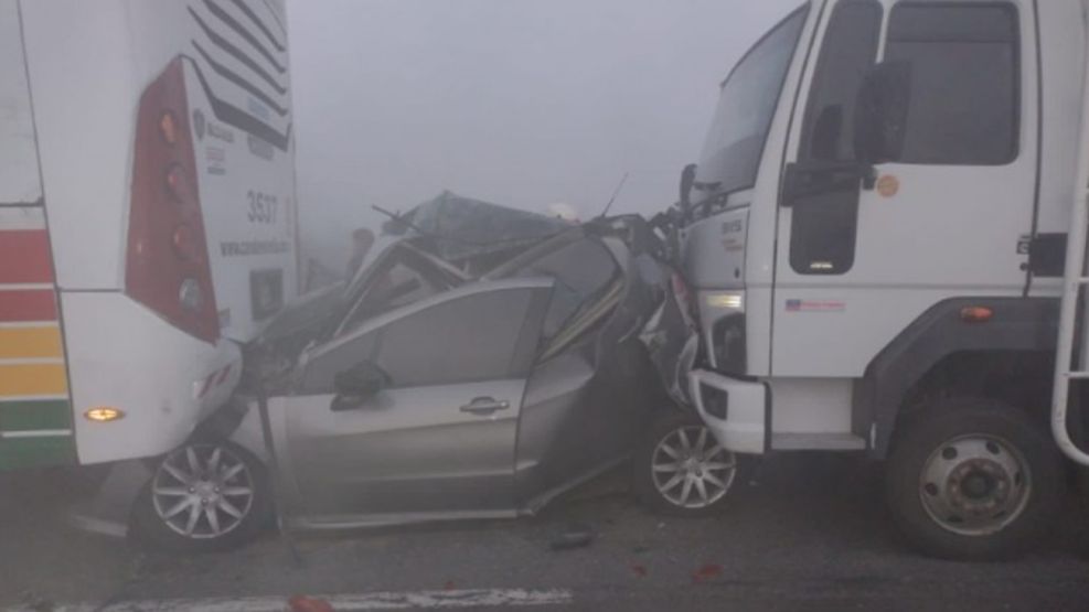 Trágico choque múltiple en el puente Zárate Brazo Largo: dos muertos y al menos 15 heridos