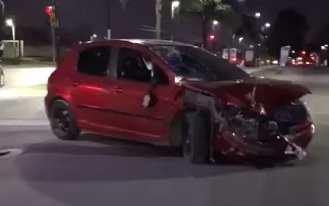 Cuatro heridos y violento choque en el ingreso al barrio La Porteña en Tristán Suárez