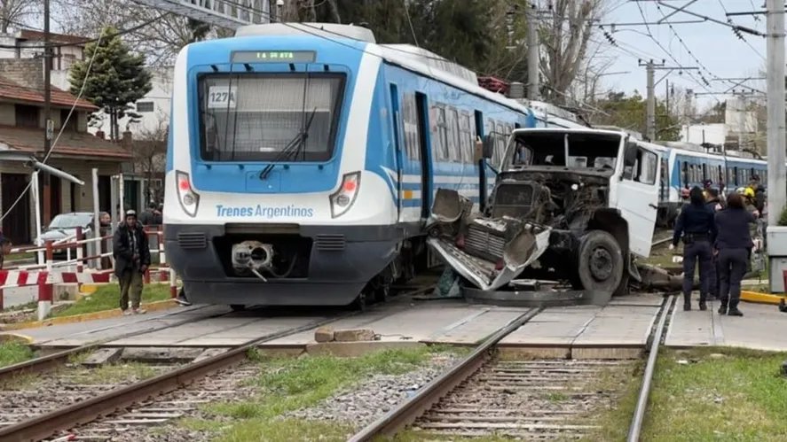 Una formación del tren Roca chocó en Quilmes contra un camión que quiso cruzar las vías con la barrera baja