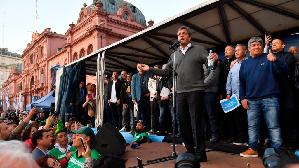 Fuerte anuncio de Massa: trabajadores y jubilados no pagarán más ganancias