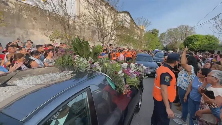 El último y emotivo adiós Huguito Flores en su funeral en Santiago del Estero