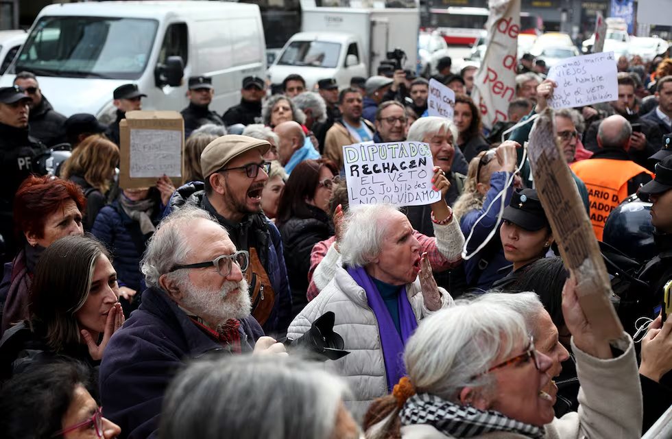 Tensión e incidentes frente al Congreso tras el veto a la ley jubilación