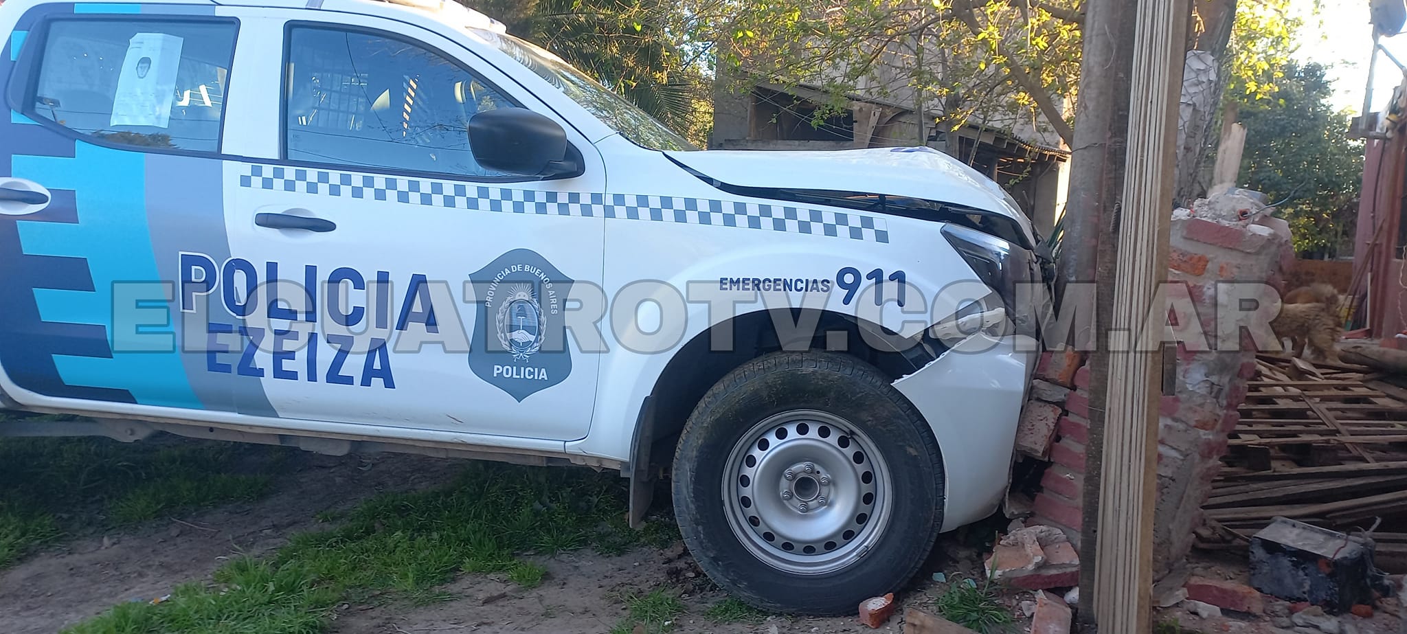 Un patrullero acabó incrustado en el frente de una casa en Ezeiza