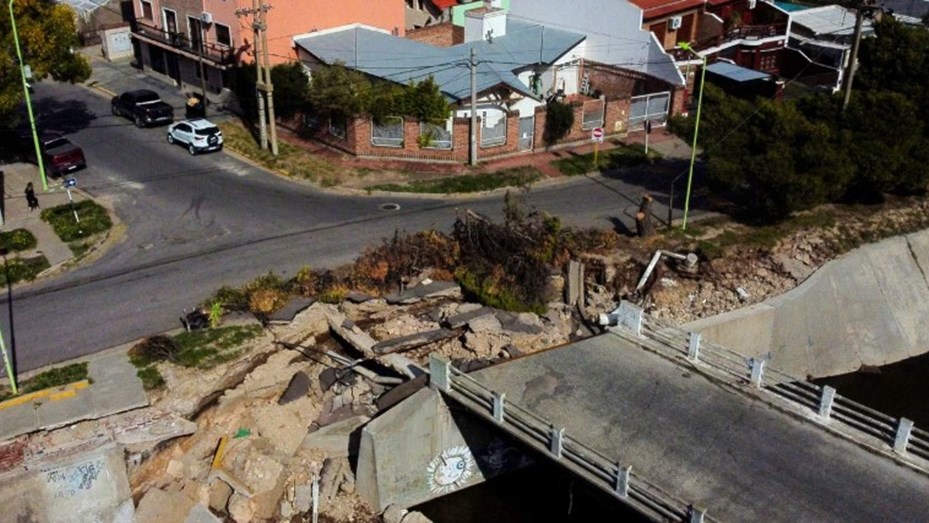 Comenzaron obras de reconstrucción de puentes de canal afectado por temporal en Bahía Blanca