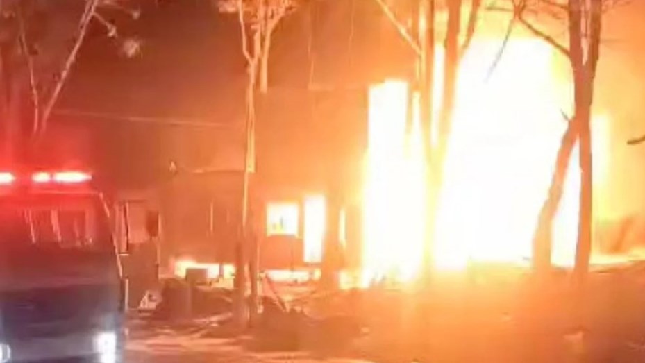 Una familia perdió a sus tres hijos en un voraz incendio en Ushuaia: los padres están en terapia intensiva