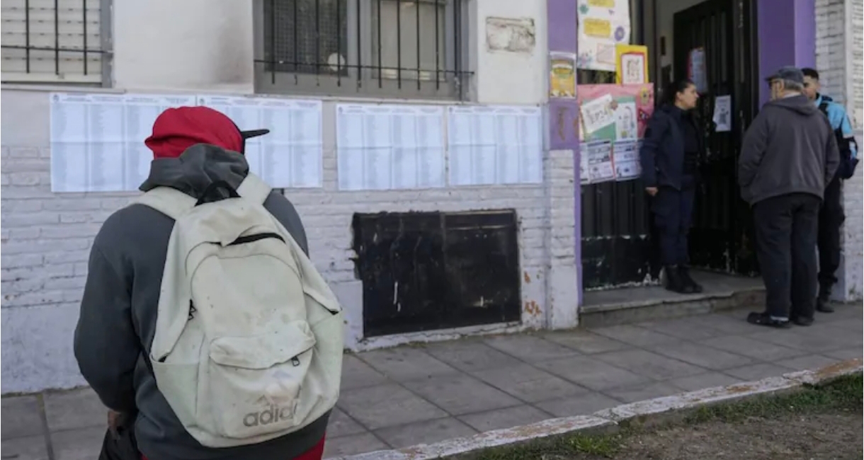Elección en PBA: hay demoras en varios centros de votación por falta de autoridades