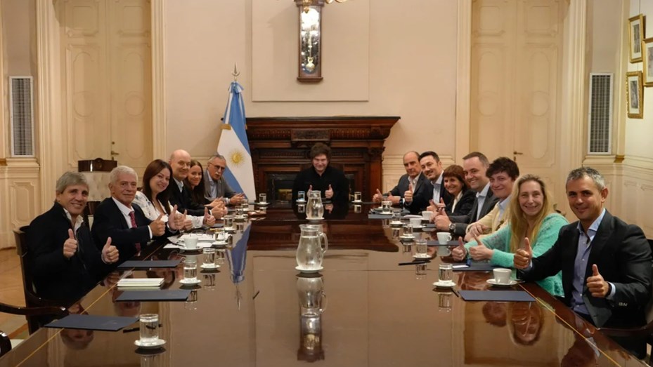 Doble turno y reflexión: primera reunión de Gabinete tras la derrota bonaerense
