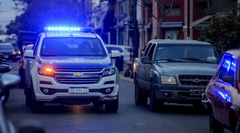Un delincuente robó un celular, se atrincheró en una casa y al verse rodeado por la policía se quitó la vida