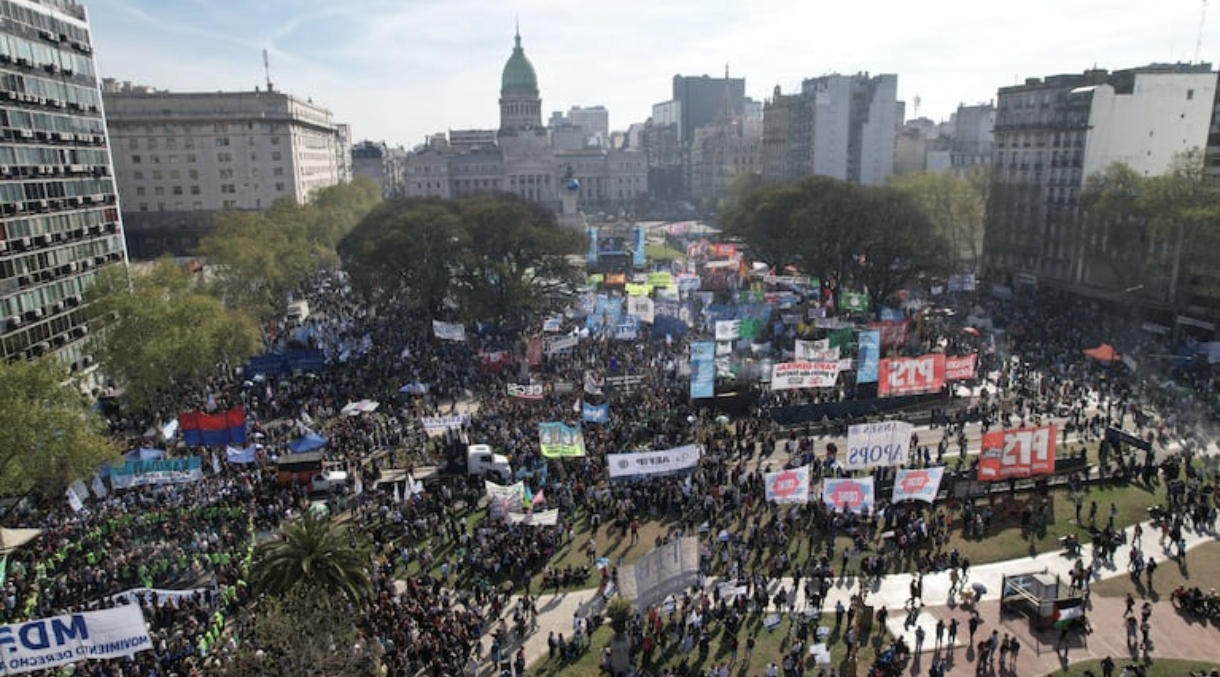 Marcha Universitaria: tras la votación, las columnas de estudiantes celebraron frente al Congreso