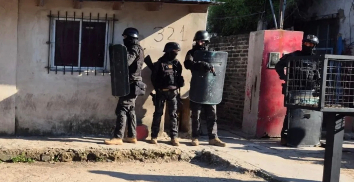 Capturaron a dos jóvenes por asesinar a golpes a un hombre, en venganza por otro crimen