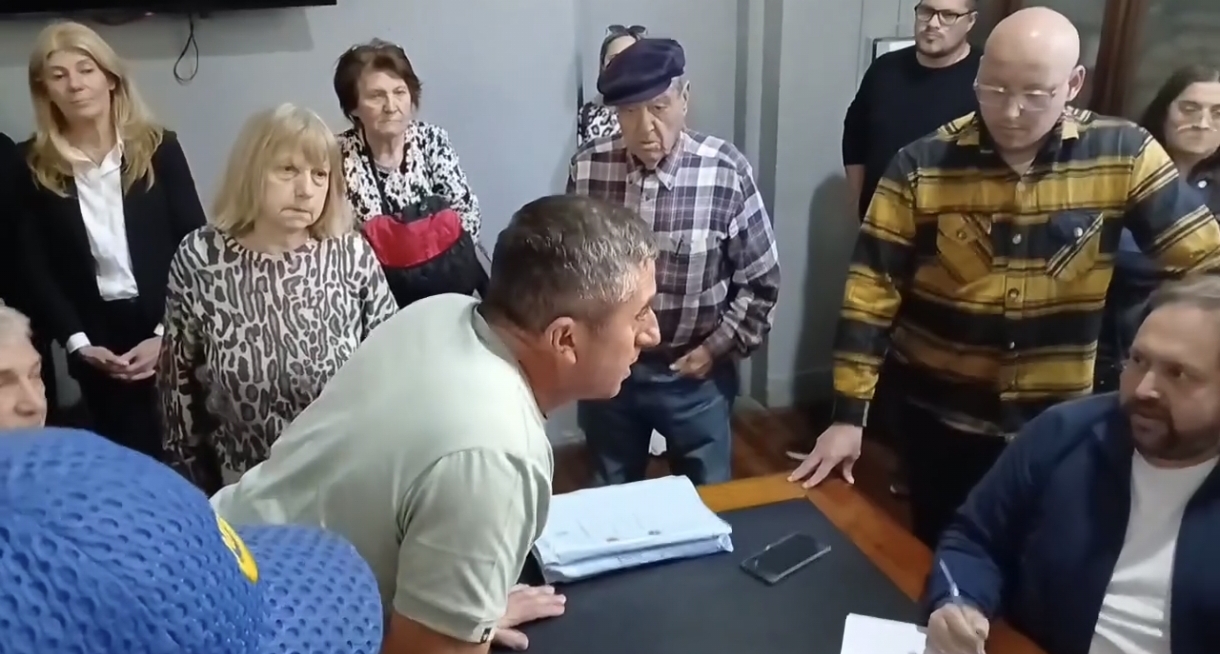 Tensión en 9 de Julio: productores inundados queman gomas y copan la municipalidad. “No jueguen con la vida”