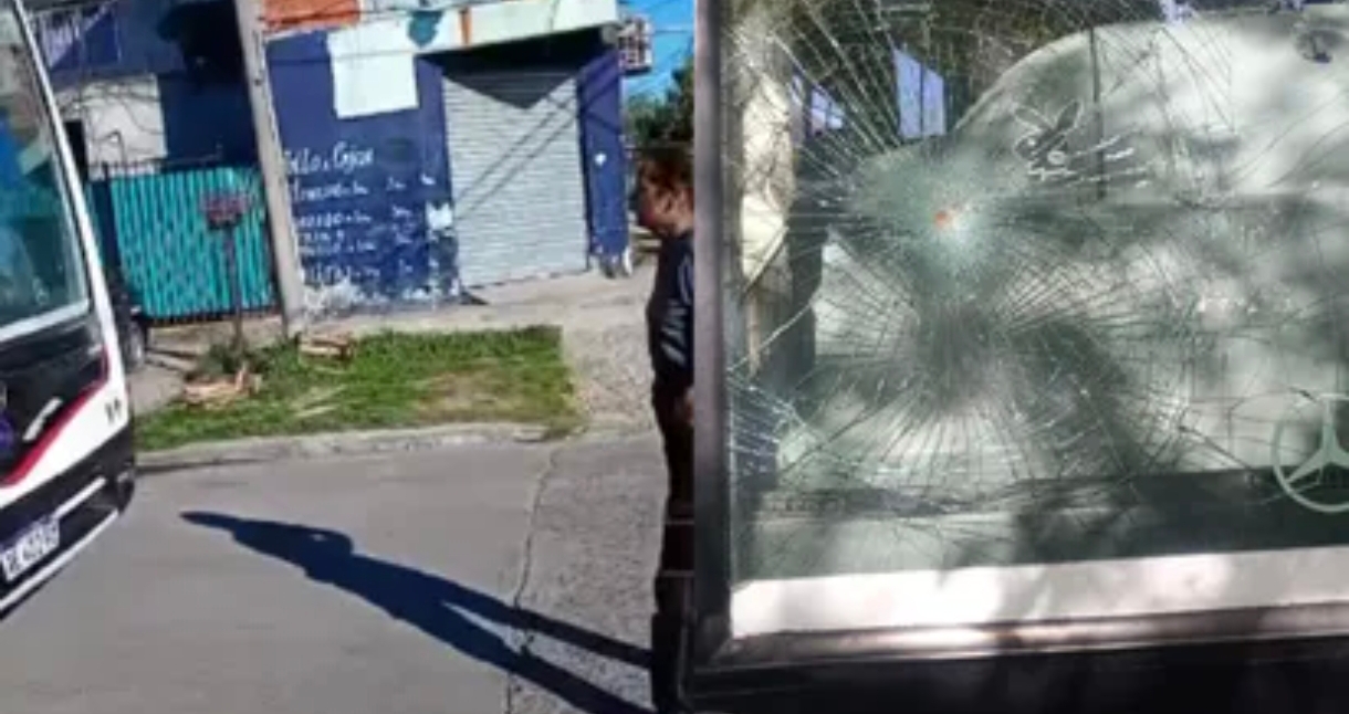 Mujer apedreó un colectivo en Lomas de Zamora por un conflicto con el chofer