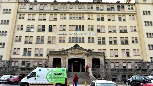 Una mujer rompió la puerta de una guardia de un hospital porque tardaban en atender a su pareja