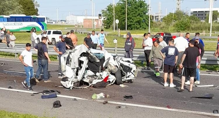 Caos en la autopista Ezeiza-Cañuelas: un muerto tras un brutal choque entre un camión y un auto