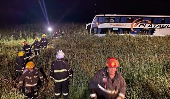 Tragedia en la Ruta 2: Un muerto y 14 heridos tras despistar un micro cerca de Castelli