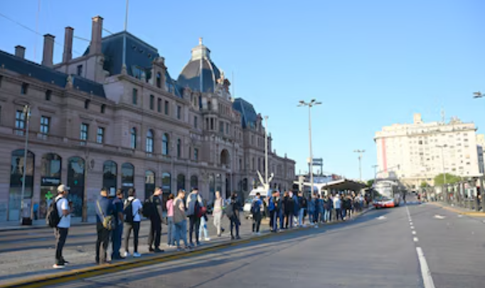 Rige el paro de 24 horas del transporte, sin la adhesión de los colectivos y con piquetes que aportarán tensión en la calle