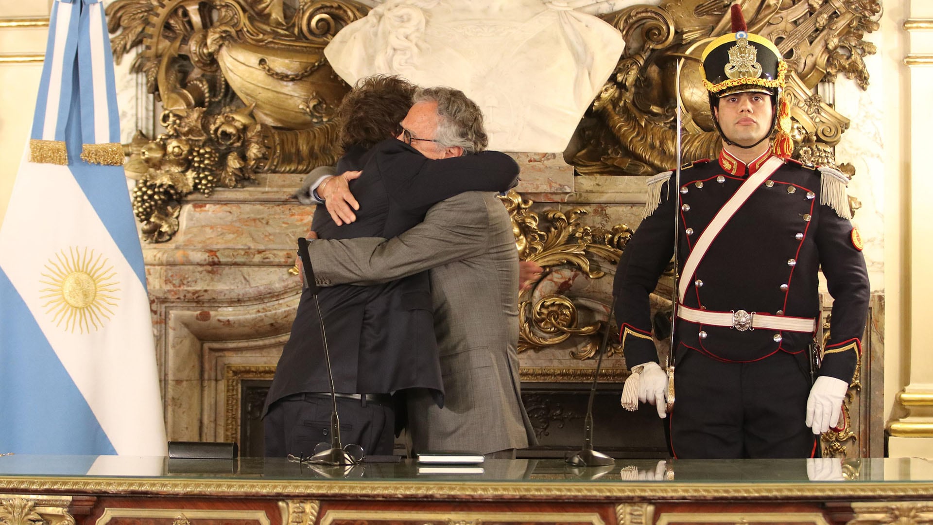 El Presidente Javier Milei le tomó juramento al nuevo Ministro de Salud, Mario Lugones, en Casa Rosada.