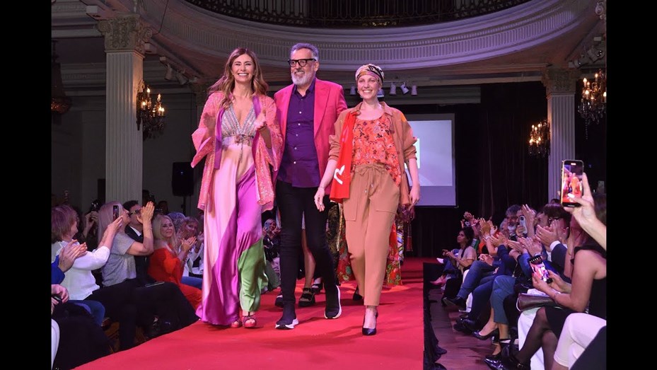 Desfilan más de 30 mujeres que tuvieron o están transitando cáncer de mama