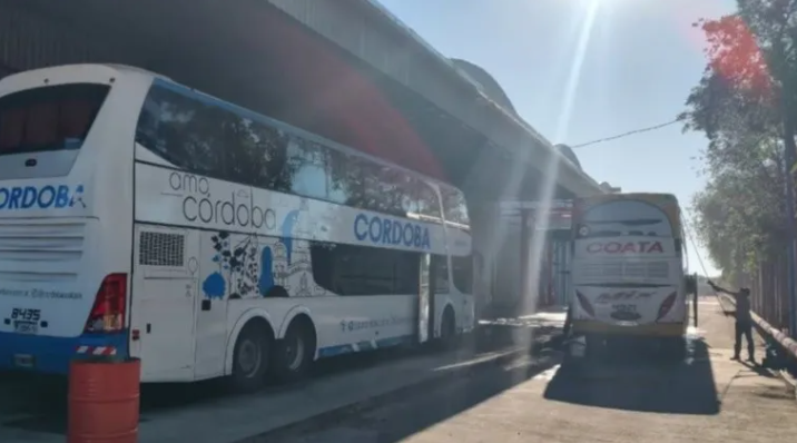 Macabro hallazgo en un micro: empleados de limpieza encontraron un feto en el baño