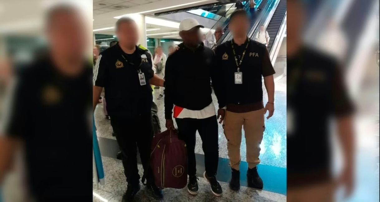 Aterrizó y lo atraparon: cayó en Ezeiza un fugitivo nigeriano buscado por fraude internacional y lavado de activos