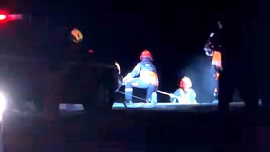 Hallaron un cuerpo maniatado y envuelto en una frazada mientras flotaba a metros de una playa en Chubut