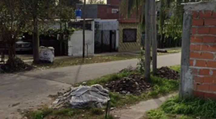 Lo asesinaron a tiros en una supuesta pelea vecinal y hallaron su cadáver en una esquina