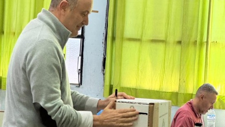Sturzenegger fue a votar y a la salida lo increparon: