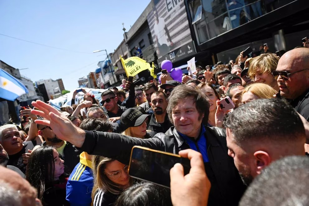 Milei oscila entre proteger su identidad y moderarse para seducir a los votantes de Bullrich y Schiaretti