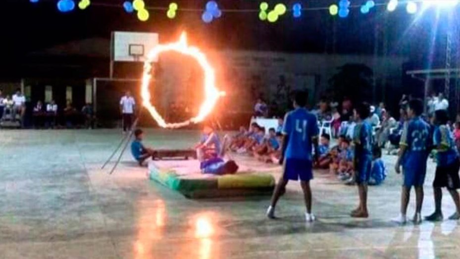 Usaban aros con fuego en una muestra escolar de educación física y un niño de 8 años terminó quemado