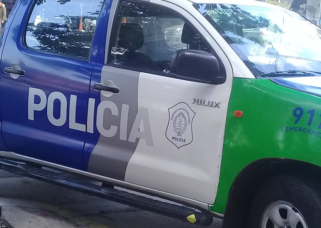 Una policía porteña mató a un ladrón que quiso robarle mientras esperaba el colectivo en San Justo