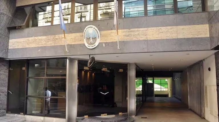 Condenaron a un portero por acosar a una adolescente que vive en el edificio donde trabaja