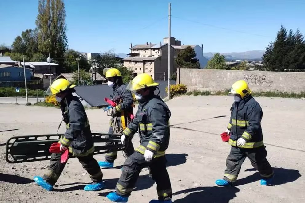 Macabro hallazgo en un descampado de Bariloche: lo asesinaron y lo tiraron dentro de una fosa de cemento