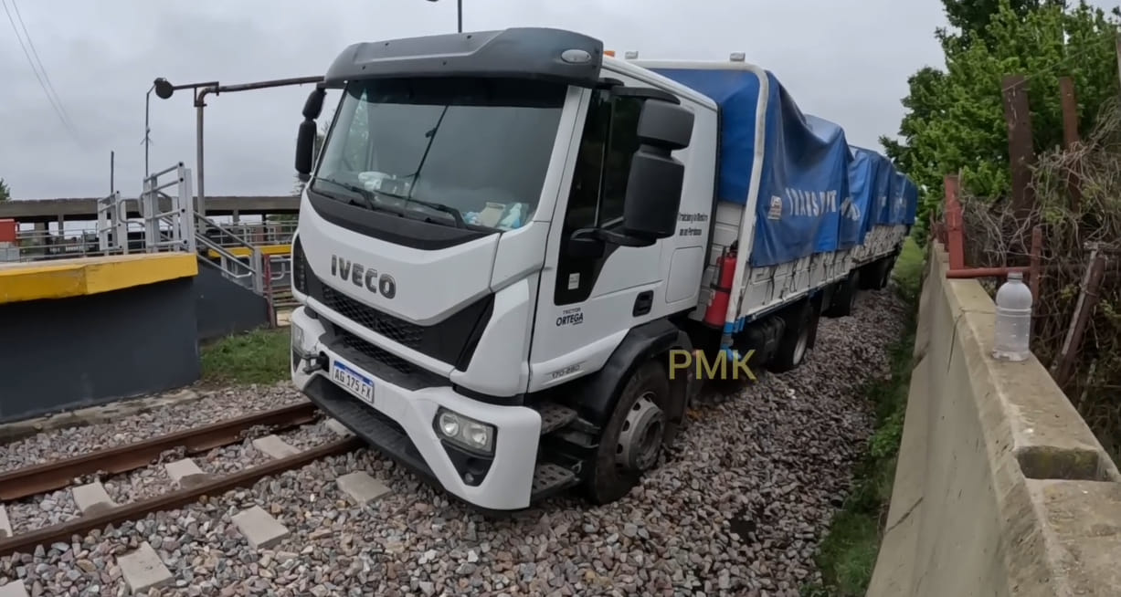 El chofer de un camión siguió al GPS, equivocó el camino y terminó atrapado en las vías del tren