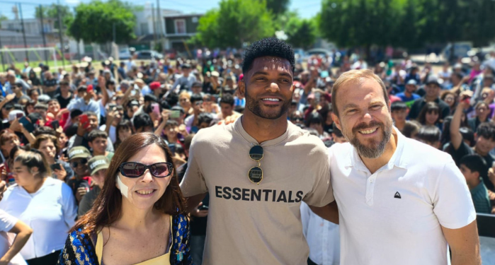 El futbolista Miguel Borja y Gastón Granados inauguraron una plaza y una cancha de fútbol en Ezeiza