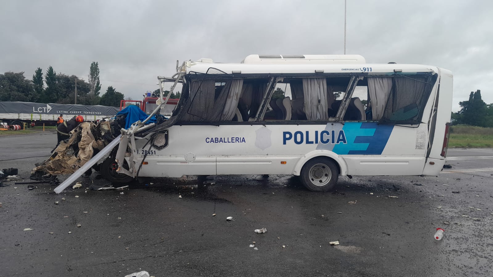 Terrible siniestro y cuatro policías muertos por la colisión entre un micro y un camión en Carmen de Areco