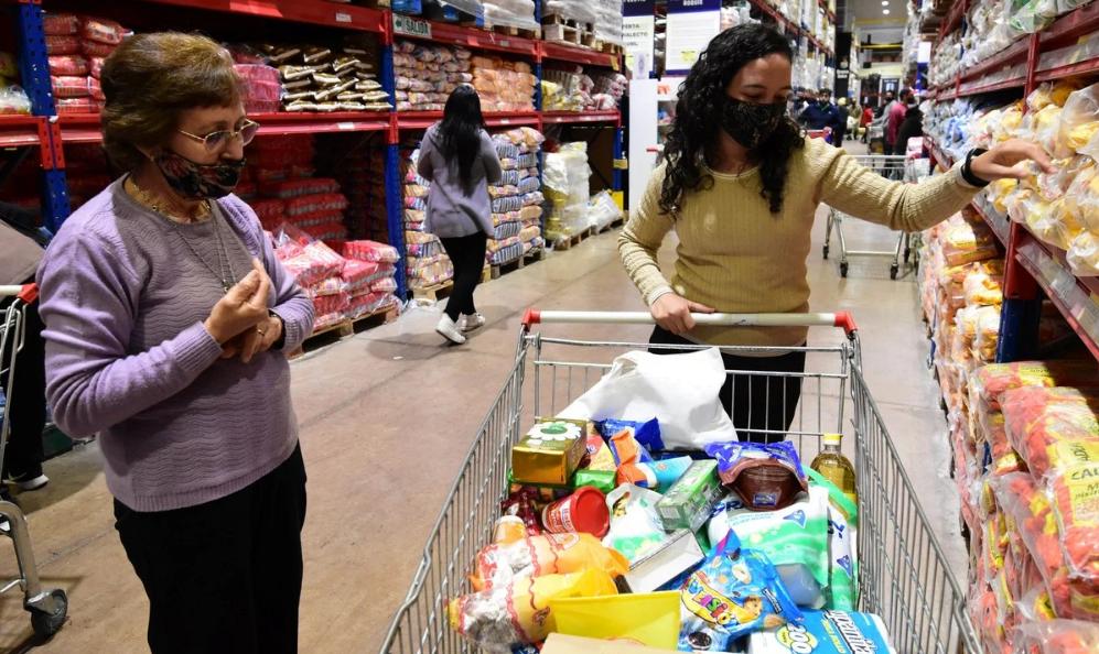 El impactante salto del precio de los alimentos en los barrios porteños: remarcaciones diarias y subas de más de 60% en una semana