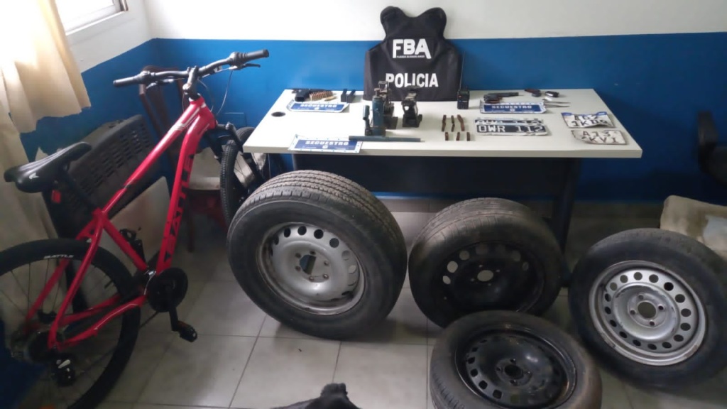 Ezeiza: Tras una intensa investigación las autoridades policiales desbarataron una banda vinculada al robo de autos y ruedas que operaba en la región