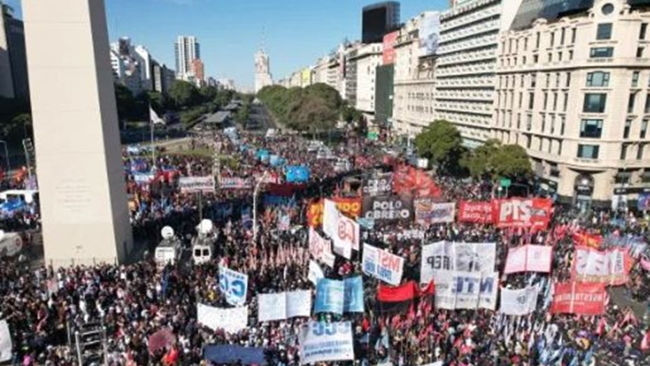 Organizaciones sociales y sindicales se concentran con asambleas en el Obelisco