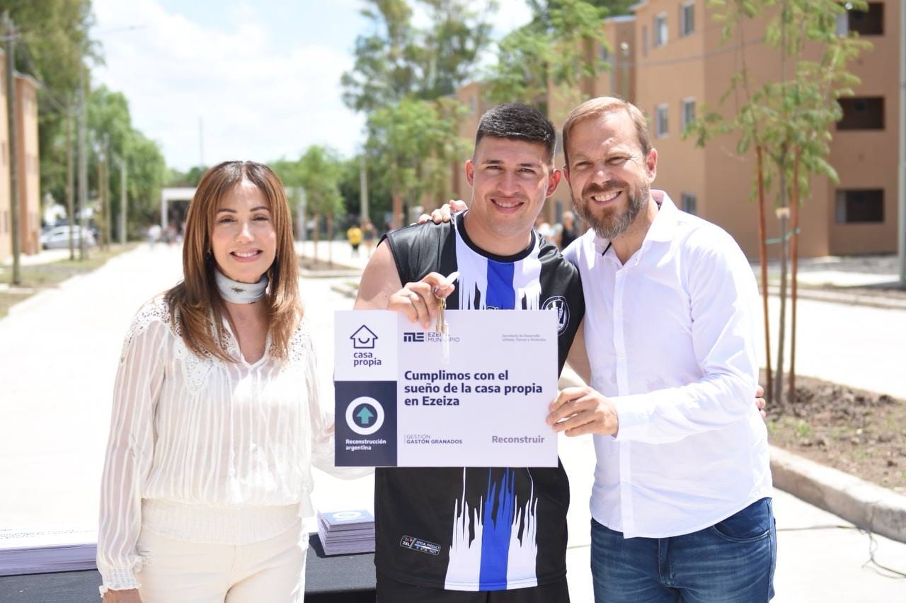 Gastón Granados y Dulce entregaron viviendas en el Barrio Los Robles