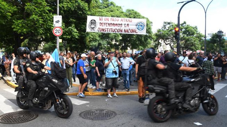 La CGT se manifiesta en Tribunales contra el DNU de Milei